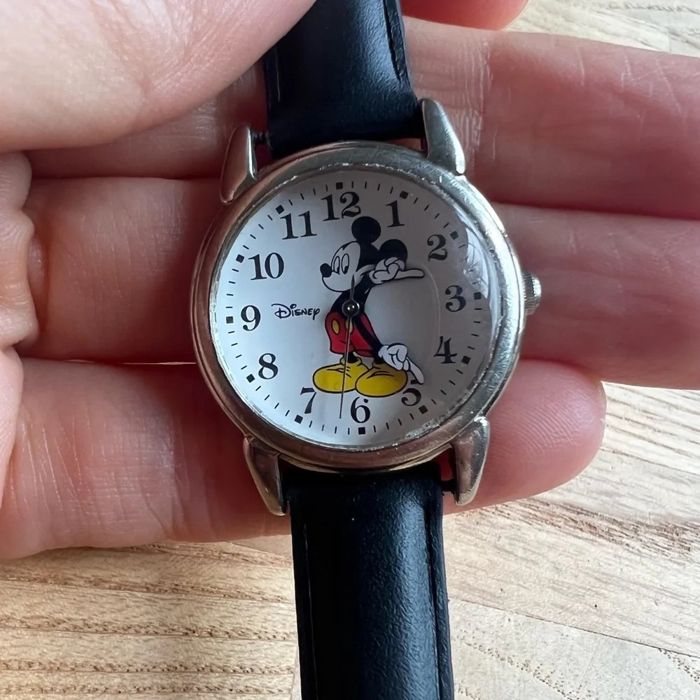 SII SEIKO Disney ladies Mickey Mouse moving arms black leather watch NEW BATTERY